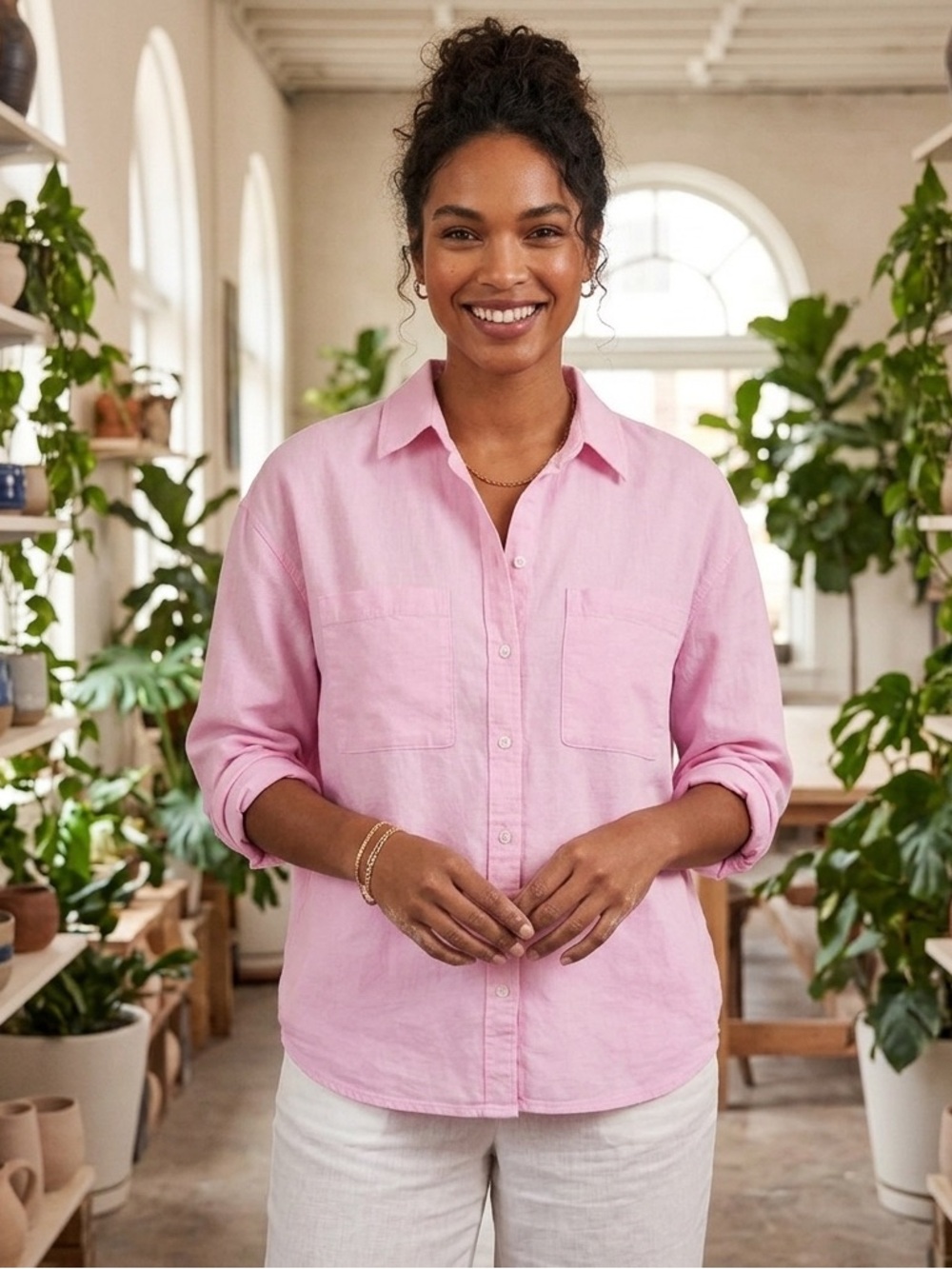 Old Navy pink Boyfriend  Button-Up Shirt.  Two large chest pockets.Pristine sz M